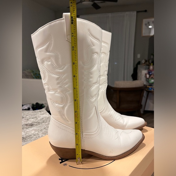 White cowgirl boots size 6.5 - Picture 3 of 9